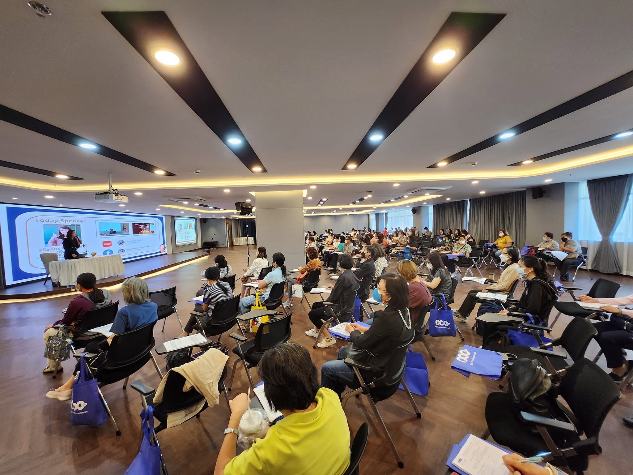 บรรยายให้ความรู้ในโอกาสครบรอบ 100 ปี กรมพัฒนาธุรกิจการค้า